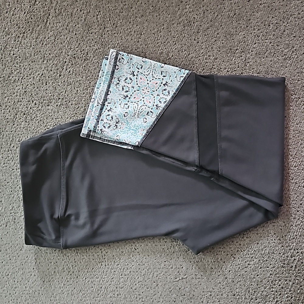 Gaiam Capri Yoga pants. Grey, size L